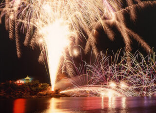 画像：貸切チャーター船から愉しむ幻想的な光の競演「福山鞆の浦弁天島花火大会」２日間